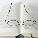 Brille und aufgeschlagenes Buch