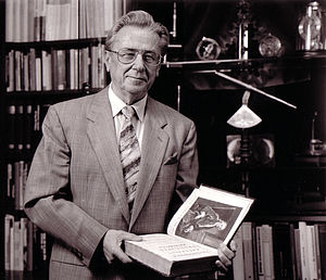 Ausgewählte Bücher der Kuhn-Bibliothek Bild Prof. Kuhn vor Bücherregel