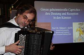 Prof. Jacobs spielt Akkordeon