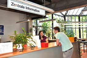 Zentrale Information Foto: Beratungsgespräch an der Zentralen Information