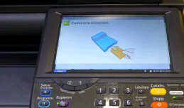 Display on touch-screen "Bitte Codekarte eingeben" (Please insert chip-card)