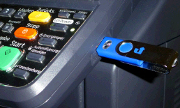Anschlußs des USB-Sticks Anschlußs des USB-Sticks