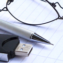 [Translate to English:] Bild einer Brille, eines Stifts und eines USB Sticks